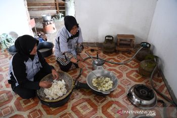 UMKM pembuatan kripik berdayakan kaum perempuan