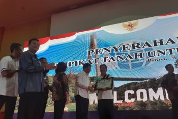 Menteri ATR Sofyan Djalil terima Anugerah Batam Madani 2019