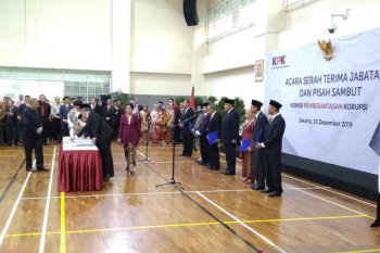 Anggota Dewas dan pimpinan KPK menandangani pakta integritas