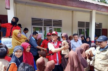 Semen Padang serahkan bantuan peralatan sekolah, pakaian, sembako dan semen di Solok Selatan