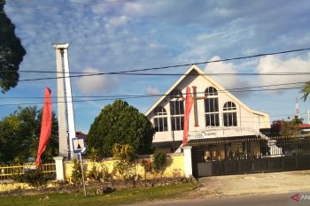 Dua anggota polisi jaga kelancaran ibadah Natal di setiap gereja