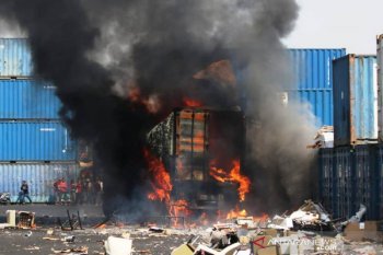 Truk kontainer meledak, enam orang terluka