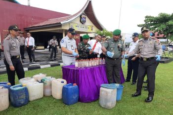 Polres Sijunjung musnahkan ratusan botol minuman keras dan tuak
