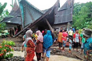 Tiga rumah warga Koto Sani rusak dihantam tanah longsor
