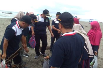 Ribuan jajaran Kemenag Pariaman pilih sampah diobjek wisata