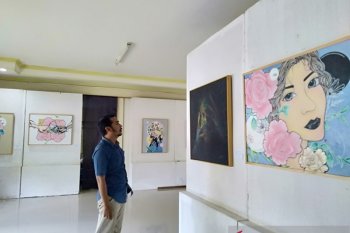 Dua pelukis beda gaya gelar pameran di Taman Budaya