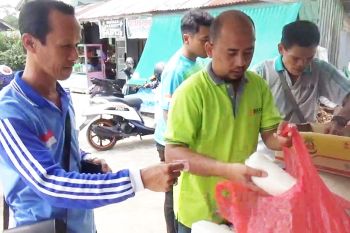 Warga sambut antusias pasar murah Bulog Sampit