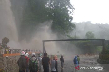 Seperti bendungan jebol, begini kondisi Air Terjun meluber di Silaiang