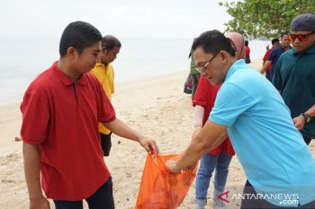 Jasa Raharja Sultra bersihkan pantai wisata Toronipa