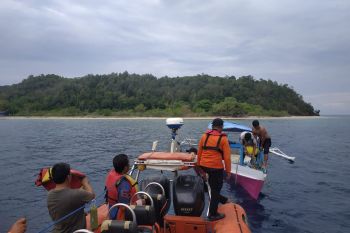 Basarnas evakuasi kapal nelayan patah as di Perairan Kolaka
