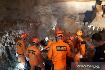Jenazah penambang emas asal Jawa Tengah yang tertimbun longsor di Jambi dievakuasi
