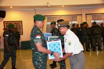 Danrem 172/PWY berikan bingkisan Natal kepada prajuritnya