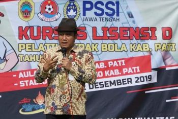 Pelatih bola berlisensi D diharapkan latih pemain di desa-desa