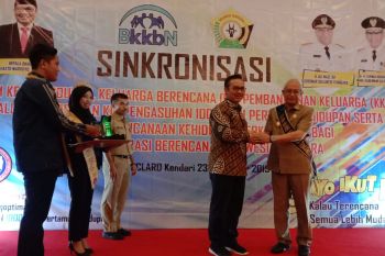BKKBN nobatkan Lukman Abunawas sebagai "Ayah Genre" Sultra