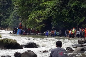 Warga ikut evakuasi kecelakaan  bus turut menjadi korban