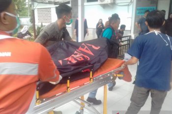 Warga membantu evakuasi kecelakaan bus ikut menjadi korban