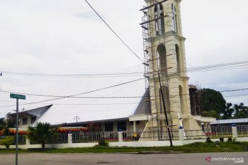 Warga Kristiani Biak Numfor bersiap-siap melaksanakan ibadah malam Natal