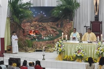 Umat Katolik Keuskupan Manado doakan perdamaian di Malam Natal
