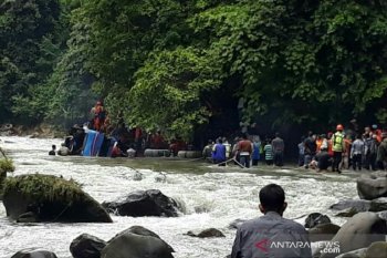 Bus Sriwijaya jurusan Bengkulu-Palembang tabrak beton sebelum terjun ke jurang
