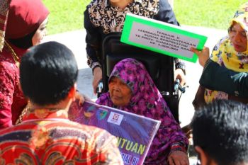 Hendrajoni serahkan 71 kursi roda peringati Hari Ibu