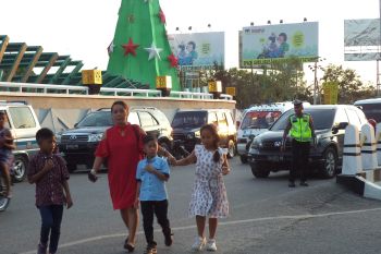 Gereja dipadati umat Kristiani pada malam Natal