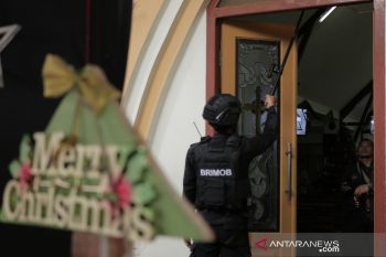 Tim Jibom Polda NTB mensterilkan tempat ibadah perayaan Natal 2019