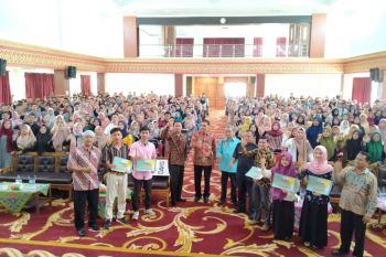 Baznas Pesisir Selatan serahkan beasiswa ke 805 mahasiswa
