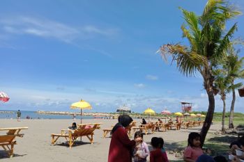 Pantai Akkarena Makassar ramai dikunjungi warga saat libur Natal