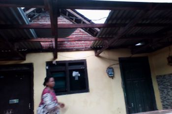 Puluhan rumah diterjang angin kencang