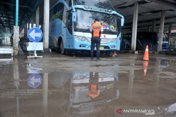 Pemeriksaan Bus AKAP di Teminal KM 12 Palembang