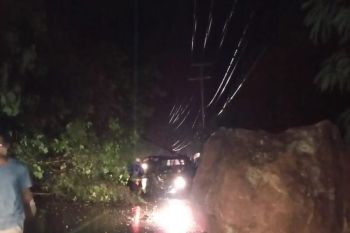 Mobil Pick-up tertimpa bebatuan tebing di Bukit Lampu