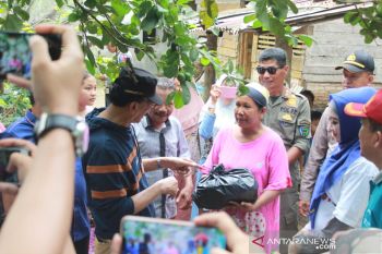 Hendrajoni serahkan 500 paket sembako ke korban banjir di IV Jurai