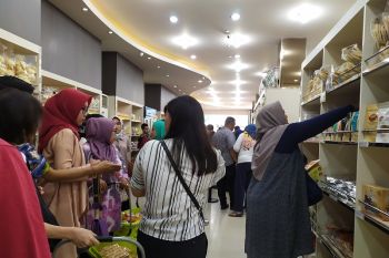 Wisatawan mulai padati toko oleh-oleh di Kota Bandarlampung