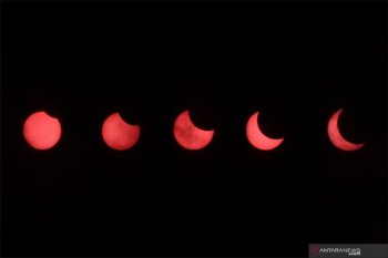 Wisatawan abadikan "Gerhana Matahari Sebagian" di Pantai Sanur (video)