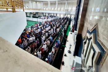 Umat muslim di Palangka Raya lakukan salat kusuf saat gerhana matahari