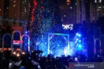 Penyanyi seriosa Putri Ayu hibur pengunjung Central Park
