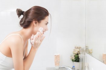 Jangan terlalu lama cuci wajah pada satu titik