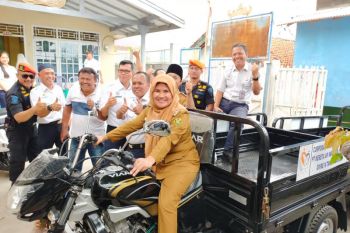 KAI Divre IV serahkan empat unit angkutan sampah kepada warga