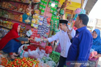 Partai NasDem bagikan 2.000 paket makanan kepada korban gempa Palu-Sigi