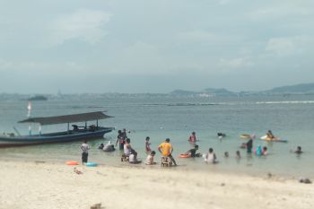 Wisatawan padati pantai Lampung