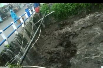 Pipa air panas di wisata Padusan Pacet putus diterjang banjir