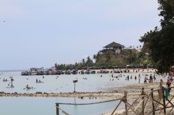 Wisatawan mulai memadati objek wisata pantai jelang Tahun Baru 2020