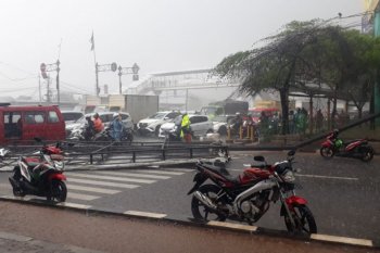 Warga Bekasi tewas tertimpa papan reklame