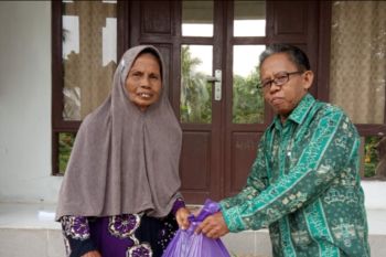 Lansia terima bantuan sembako dari pemkab Kapuas
