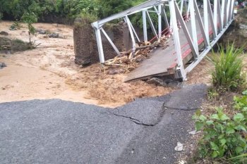 Pemprov Sumsel bangun jembatan darurat atasi  jembatan putus di Lahat