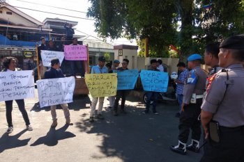 Diduga lakukan kekerasan terhadap pers, puluhan wartawan demo di Polda