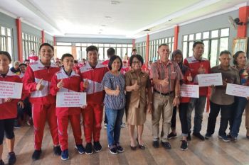 Peraih medali Porprov terima uang pembinaan