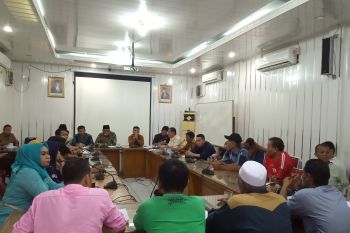 Sejumlah PKL datangi kantor DPRD Padang tolak penggusuran tempat berdagang