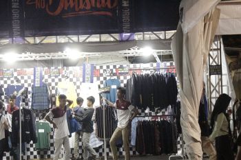 Masyarakat antusias kunjungi bazar pakaian akhir tahun JakCloth