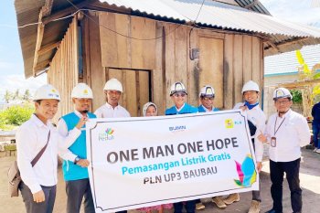 PLN memberikan sambungan listrik gratis di Wakatobi